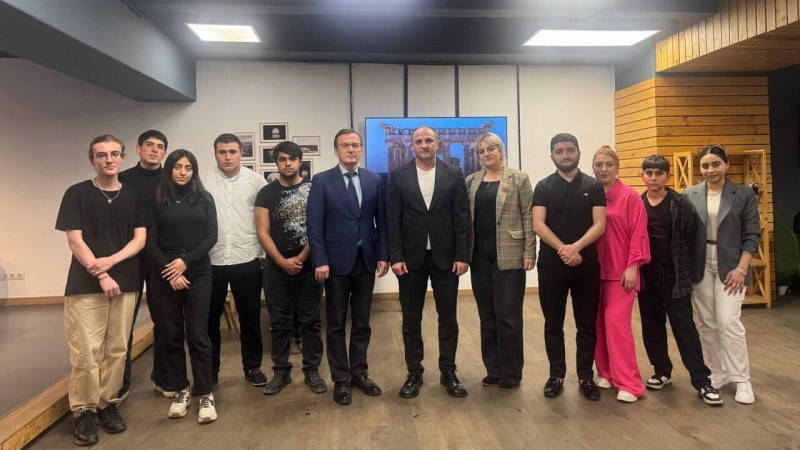 Захарова высказалась о встрече российского генконсула в Гюмри