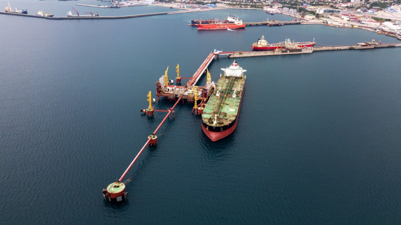ЕС захотел снизить потолок цен на нефть из России, пишет Reuters