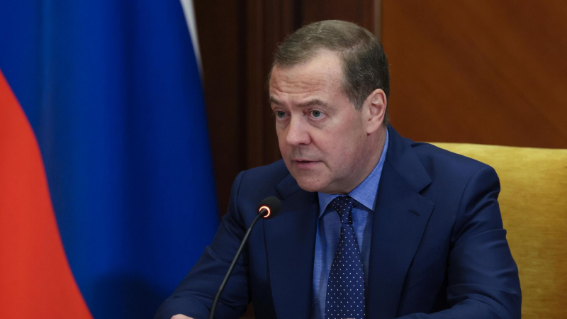 Медведев принял участие в совещании Путина по переговорам с Украиной