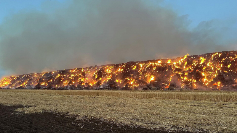 На бывшей базе ВВС Британии вспыхнул крупный пожар