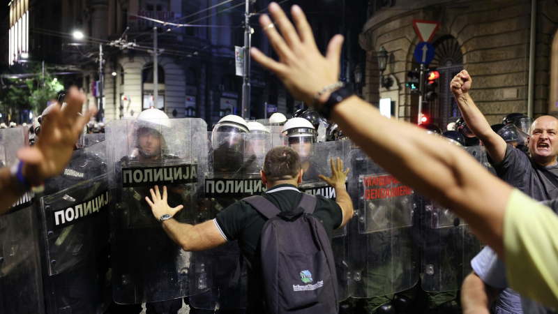 Полиция Сербии задержала двух человек на протестах