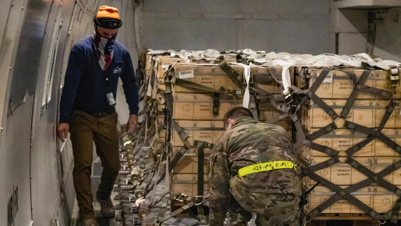 Приостановка американского помощи Украине была случайной, пишет NYT