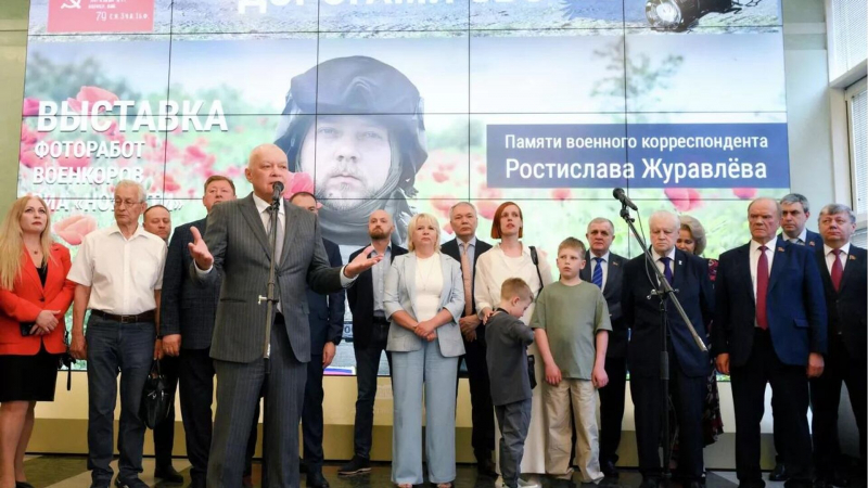 В Госдуме РФ открылась выставка фотографий военных корреспондентов РИА Новости